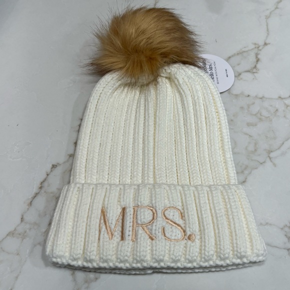 NWT MRS White Beanie With Detachable Pom-Pom - Picture 6 of 7